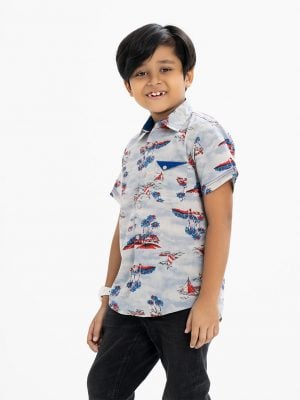 Kid boys short-sleeved casual shirt in printed cotton fabric. Classic collar and a chest pocket.