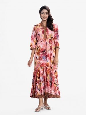 Women's flared style maxi in printed georgette fabric. Patch with embroidery at the V-neckline and bishop-sleeves hem.