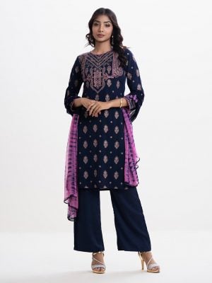 Women's printed straight salwar kameez in textured georgette fabric. Round neck, karchupi at the front and full sleeves. Crepe silk palazzo and chiffon dopatta.