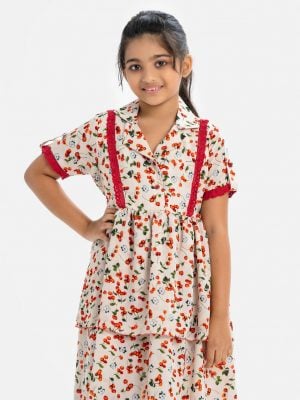 Kid girls layer style frock in printed georgette fabric. Lapel collar, lace work at front and short-sleeves hem.