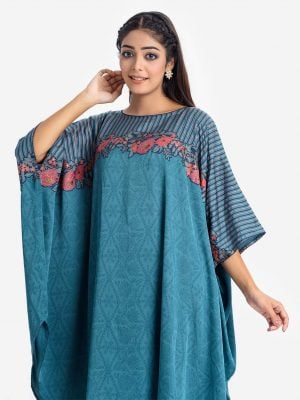 Printed short abaya in printed crepe fabric. Round neck and karchupi at the front.