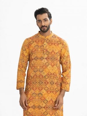 Men's fitted panjabi in digital printed cotton fabric. Mandarin collar and metal buttons on the placket.