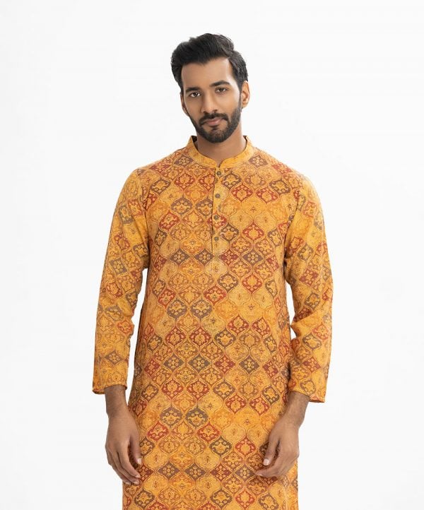 Men's fitted panjabi in digital printed cotton fabric. Mandarin collar and metal buttons on the placket.