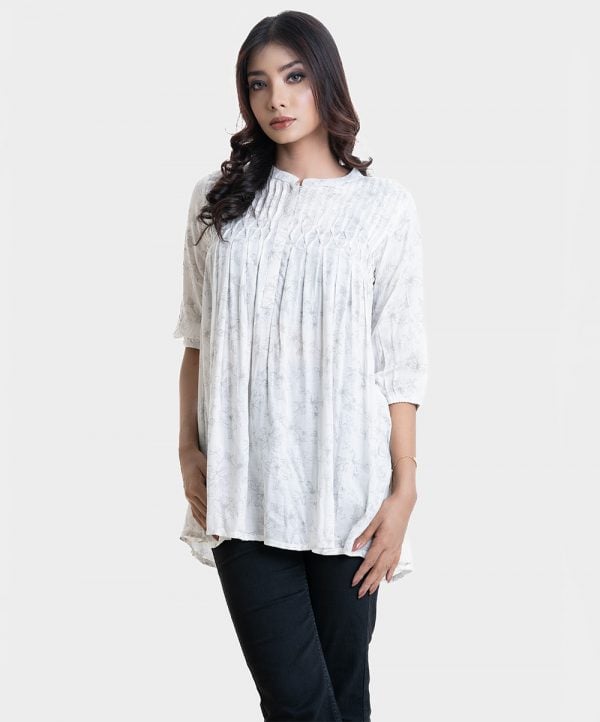 Floral printed tent-style woven top in viscose fabric. Stand collar with placket, three-quarter sleeves.