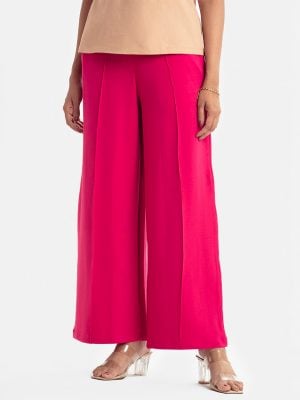 Women's formal pant in interlock fabric. Two side pockets and Concealed elasticated on the waistline.