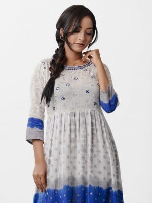 Women's printed frock style tunic in viscose fabric. Boat neck, three-quarter sleeves. Karchupi at front with two side pockets.