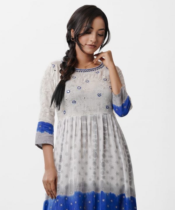 Women's printed frock style tunic in viscose fabric. Boat neck, three-quarter sleeves. Karchupi at front with two side pockets.