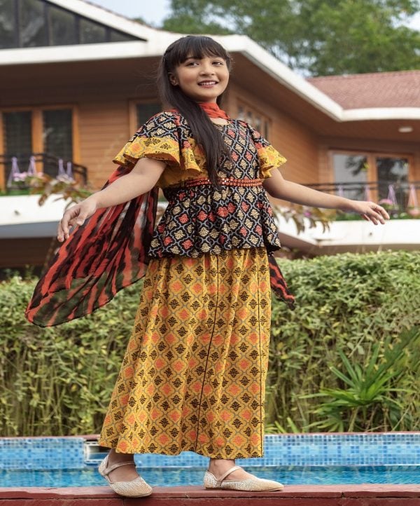 Kids girls ghagra choli in viscose fabric. Round neck, butterfly sleeved and tassel tie. completed with A-line skirt and tie dye dupatta.