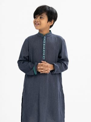 Kid boys panjabi in jacquard fabric. Mandarin collar and inseam pockets. karchupi and embroidery at the front.