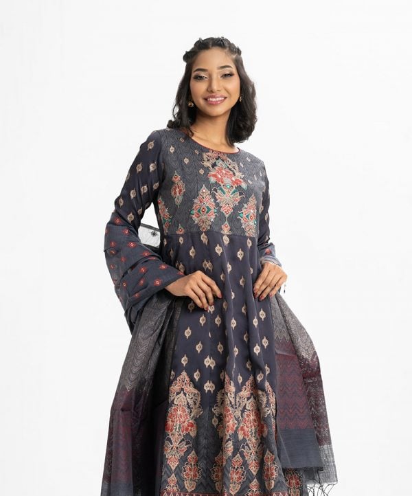 Printed A-line salwar kameez in crepe fabric. Round neck, three-quarter sleeved. Karchupi and embroidery at the front. Culotte pant and half silk dupatta.