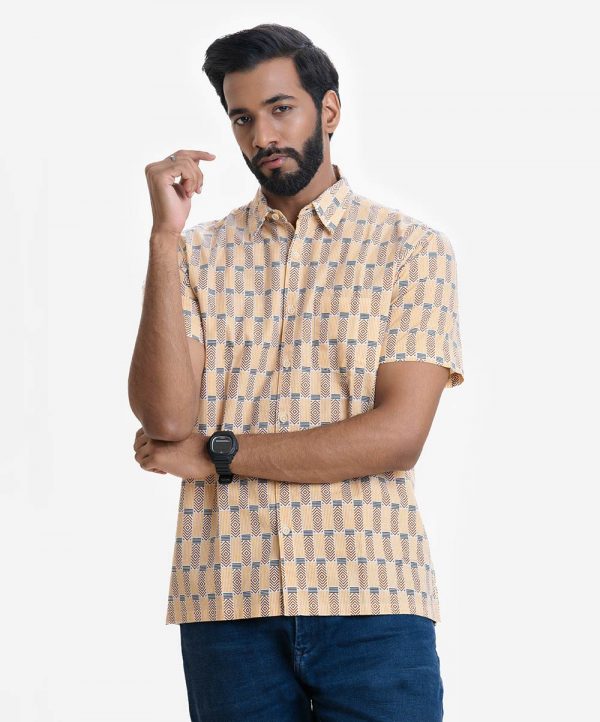 Men's all over printed comfort shirt in slab cotton fabric. Classic collar, short sleeves, and a chest pocket.