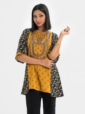 Exclusive tunic from Nargisus by Le Reve. printed A-line tunic in crepe fabric. Round neck, bell-sleeved. High low hem and karchupi at the front.