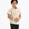 Kid boys printed short-sleeved casual shirt in blended cotton fabric. Classic collar, button fastening and a chest pocket.