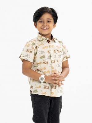 Kid boys printed short-sleeved casual shirt in blended cotton fabric. Classic collar, button fastening and a chest pocket.