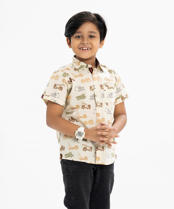 Kid boys printed short-sleeved casual shirt in blended cotton fabric. Classic collar, button fastening and a chest pocket.