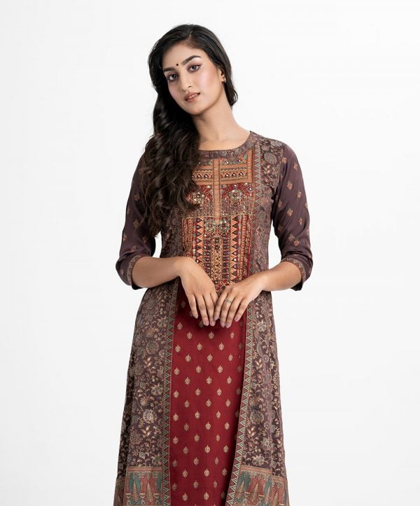 Printed three-quarter sleeved tunic with shrug in crepe fabric. Round Neck, karchupi at the front and hemline.