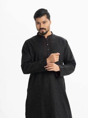 Men's premium panjabi in jacquard fabric. Mandarin collar, inseam pockets, karchupi and button fastening at the front.