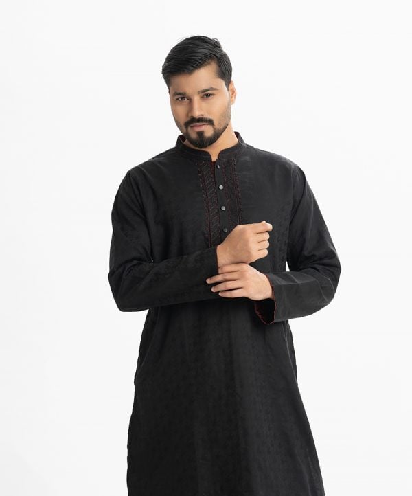 Men's premium panjabi in jacquard fabric. Mandarin collar, inseam pockets, karchupi and button fastening at the front.