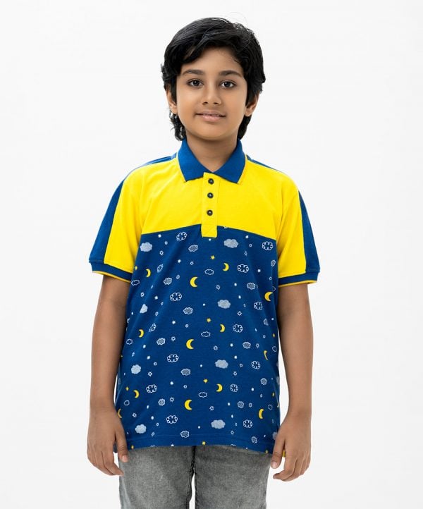 Kid boy polo shirt in cotton pique fabric. Classic collar, short sleeves and all over printed.