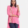 Ladies long sleeve casual shirt in georgette fabric. Classic collar, high low hem and attached patch at the front.