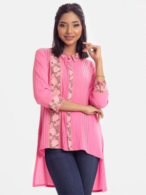 Ladies long sleeve casual shirt in georgette fabric. Classic collar, high low hem and attached patch at the front.