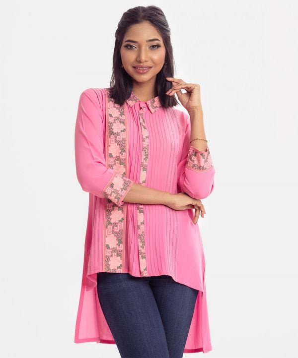 Ladies long sleeve casual shirt in georgette fabric. Classic collar, high low hem and attached patch at the front.