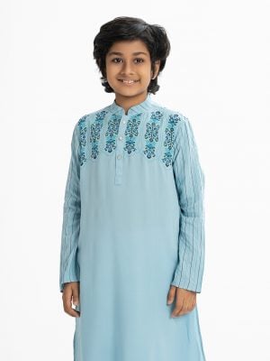 Kid boys panjabi in printed viscose fabric. Mandarin collar and inseam pockets. Long sleeve with line stitching