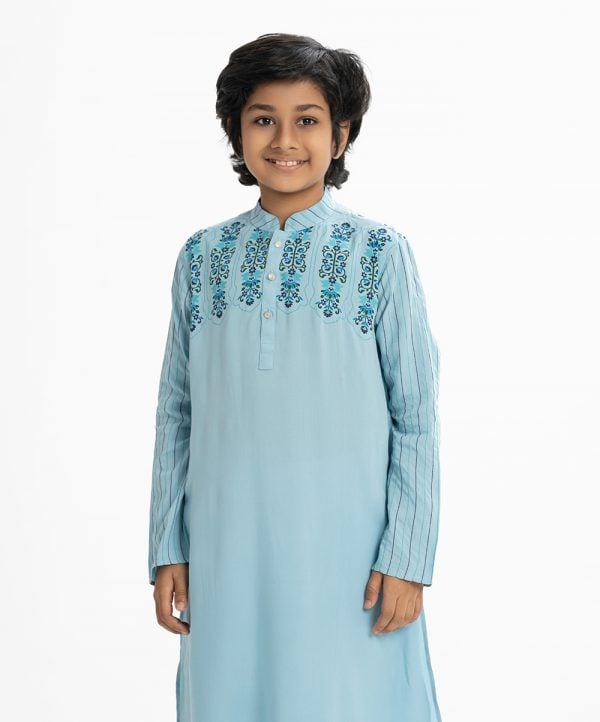 Kid boys panjabi in printed viscose fabric. Mandarin collar and inseam pockets. Long sleeve with line stitching