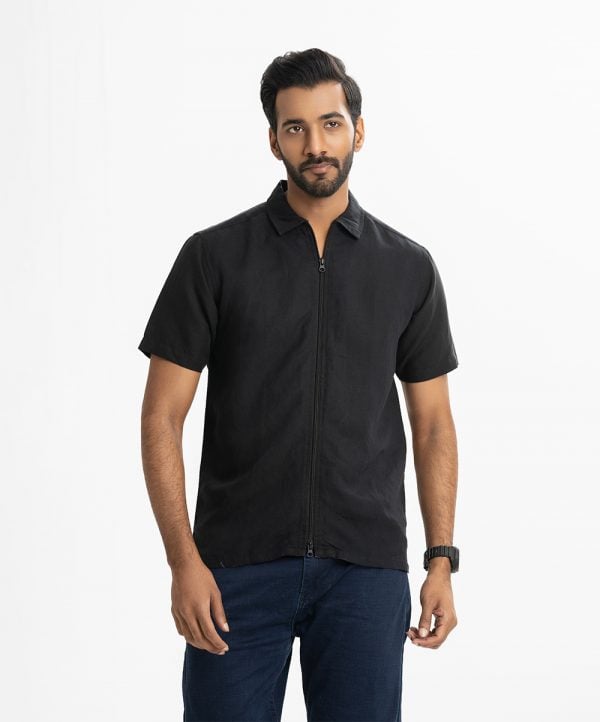 Men's short-sleeved casual shirt in cotton fabric. Classic collar and front zipper opening.