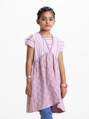 Kid Girl's geometric printed A-line tunic in viscose fabric. Cap sleeves, gathered waist and dollar at front yoke.