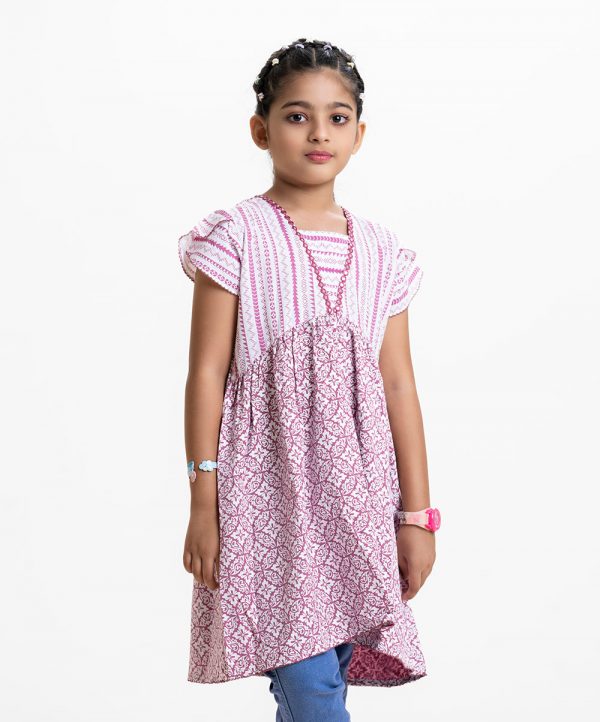 Kid Girl's geometric printed A-line tunic in viscose fabric. Cap sleeves, gathered waist and dollar at front yoke.