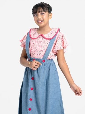 Kids girl woven set in georgette fabric. Collar with lace work, butterfly-sleeved. Attached belt at the waistline. A skirt with lace work at the hemline and two side pockets.