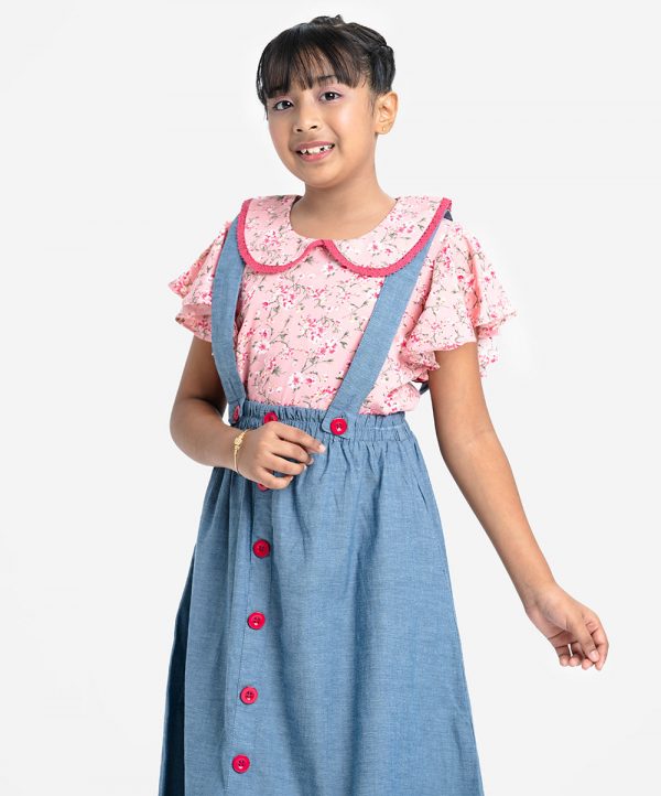 Kids girl woven set in georgette fabric. Collar with lace work, butterfly-sleeved. Attached belt at the waistline. A skirt with lace work at the hemline and two side pockets.