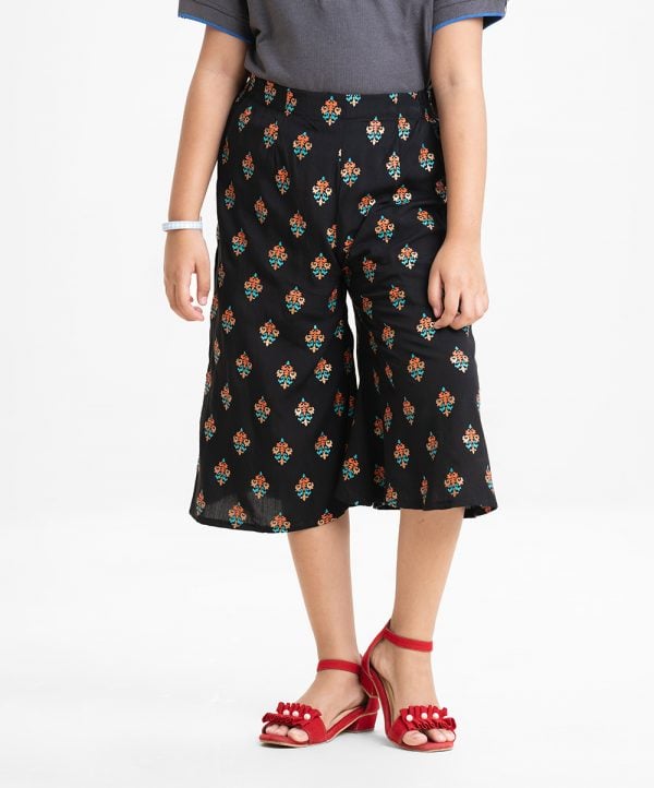 Kid girls Culottes in viscose fabric. Concealed elasticated waistline and all-over ethnic printed.