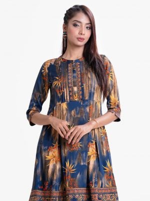 Women's A-line long tunic in printed georgette fabric. Stand collar, three-quarter sleeves. Karchupi at front and sleeves.