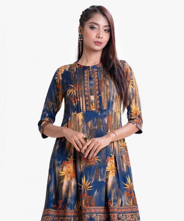 Women's A-line long tunic in printed georgette fabric. Stand collar, three-quarter sleeves. Karchupi at front and sleeves.