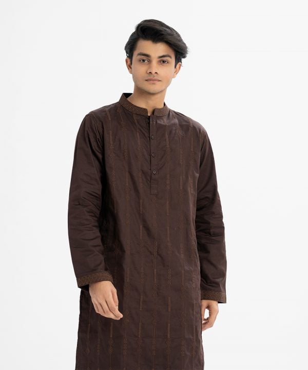 Men's semi-fitted panjabi in cotton fabric.Mandarin collar and inseam pockets. Embroidery at the front.