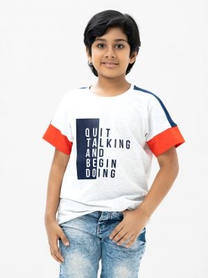 Kid boys t-shirt in cotton single jersey fabric. Crew neck, short sleeves and typography print at front.