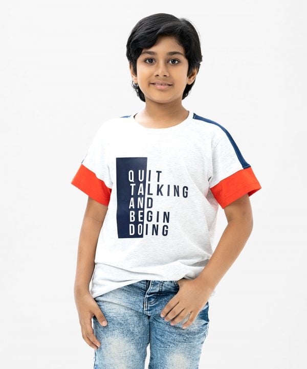 Kid boys t-shirt in cotton single jersey fabric. Crew neck, short sleeves and typography print at front.