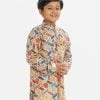 Kid boys panjabi in printed cotton fabric. Mandarin collar and inseam pockets.