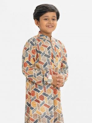 Kid boys panjabi in printed cotton fabric. Mandarin collar and inseam pockets.