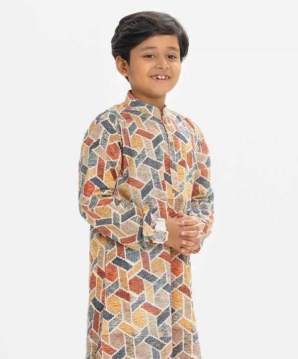 Kid boys panjabi in printed cotton fabric. Mandarin collar and inseam pockets.