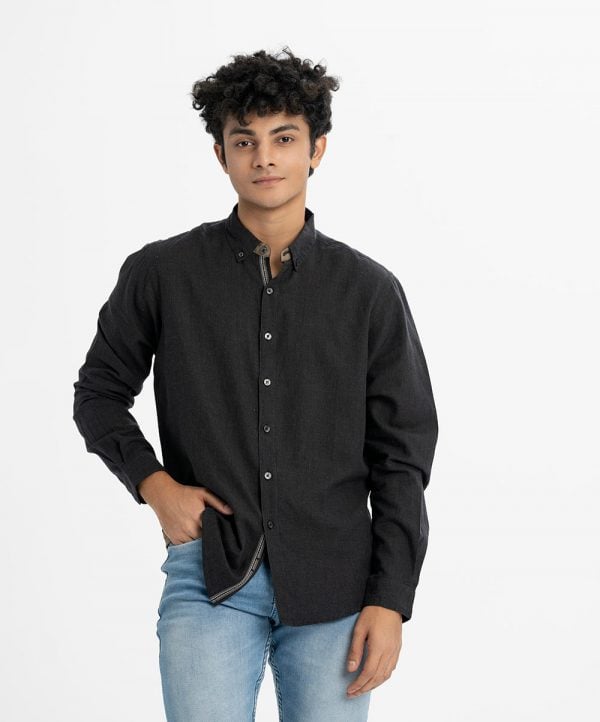 Men's long sleeved casual shirt in cotton fabric. Classic collar, button fastening at the front and adjustable metal buttons at cuffs.