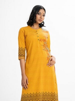 Printed straight kameez in viscose fabric. Stand collar, three-quarter sleeved. Button fastening and embroidery at the front