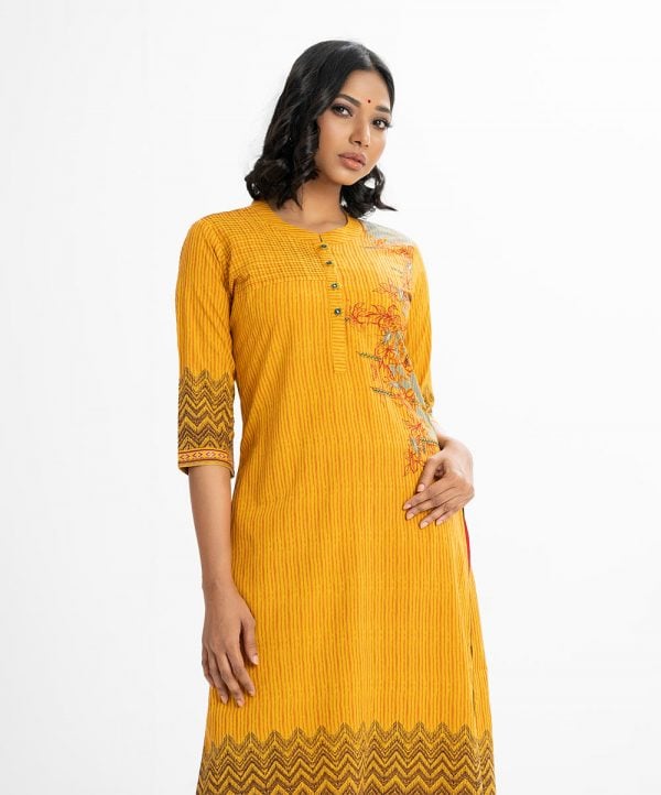 Printed straight kameez in viscose fabric. Stand collar, three-quarter sleeved. Button fastening and embroidery at the front