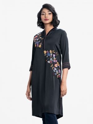 Women's straight kameez in zoom fabric. V-neck, three-quarter sleeve with line stitching. Karchupi at the front.