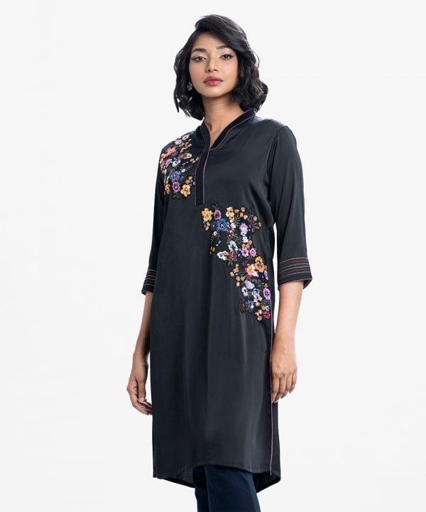 Women's straight kameez in zoom fabric. V-neck, three-quarter sleeve with line stitching. Karchupi at the front.