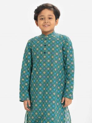 Kids boys printed panjabi in cotton fabric. Mandarin collar, inseam pockets. Button fastening at the front.