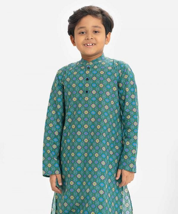 Kids boys printed panjabi in cotton fabric. Mandarin collar, inseam pockets. Button fastening at the front.