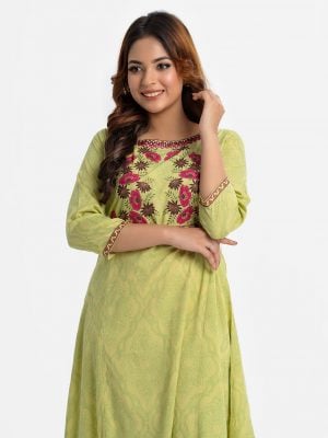 Women's A-line printed kameez in viscose fabric. Boat neck, three-quarter sleeves. Patchwork and embroidery at the collar, sleeves and front hemline.